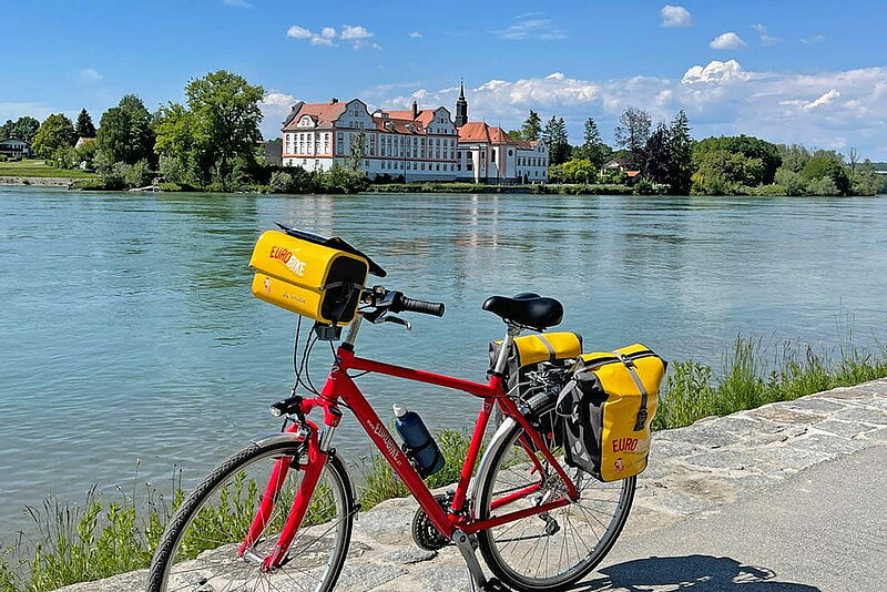 Eurobike Fahrrad am Inn mit Blick auf das Kloster Neuhaus