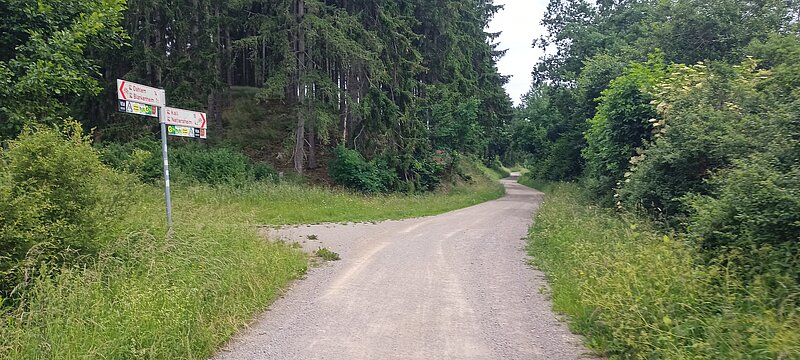 Wegweiser entlang der Tälerroute in der Eifel. Aufgrund der Streckenführung lassen sich viele Radtouren mit weiteren ausgeschilderten Radwegen planen.