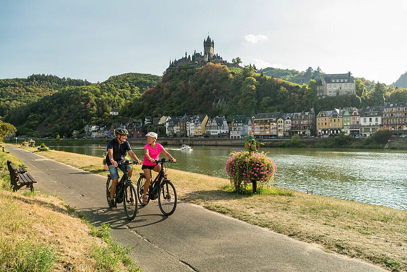 Der Mosel-Radweg folgt auf ebener Strecke dem Verlauf der Mosel bis zum Rhein. Romantische Städte und Burgen geben dieser weinreichen Landschaft einen besonderen Reiz.