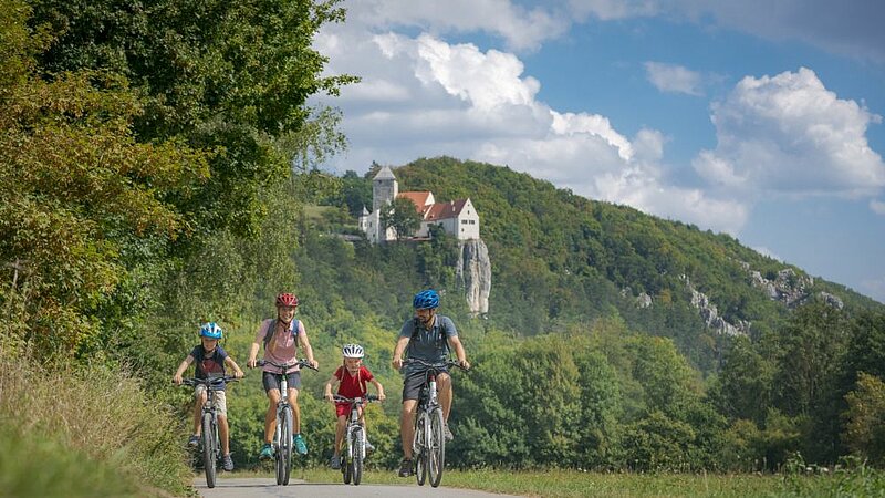 Eine romantische Radtour entlang der Altmühl in Franken - ein Radweg, der auch für Familien ideale Vorraussetzungen bietet.