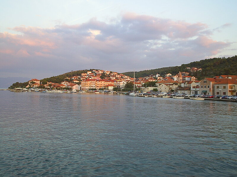 Typische Hafenstadt an der Adriaküste bei Sonnenaufgang