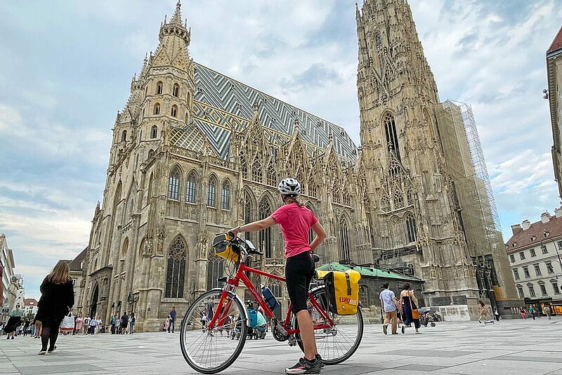 Radfahrer in Wien vor dem Stephansdom