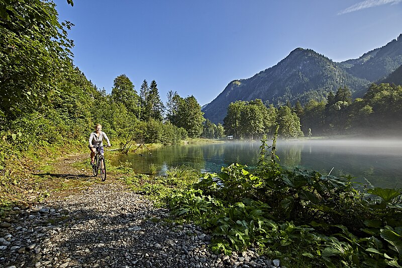 Berge, Flüsse und Seen all dies bietet Bayern für die RAdtour auf vielen ausgeschilderten Radwegen. Hier der Iller RAdweg